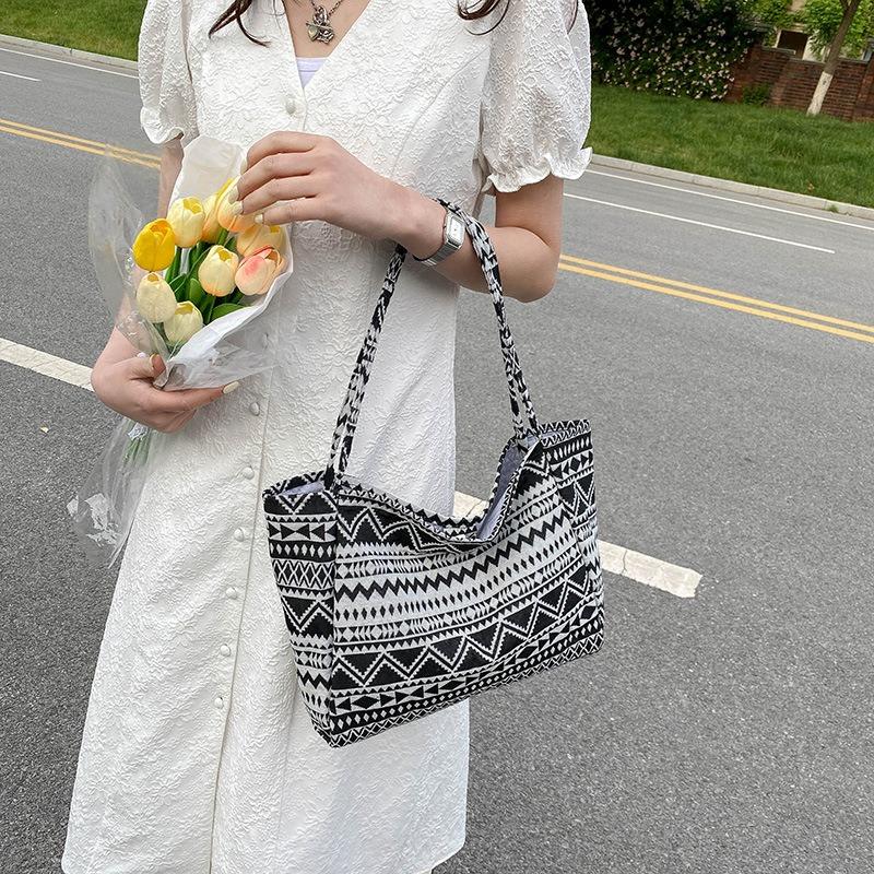 Large capacity women's bag new shoulder bag trendy fashion literary handbag bag bag