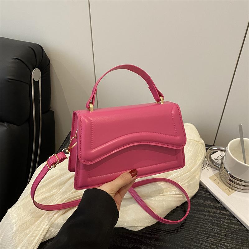 Personalized trend contrasting colors, fashionable and simple 2025 summer indentation new single shoulder oblique span portable small square bag