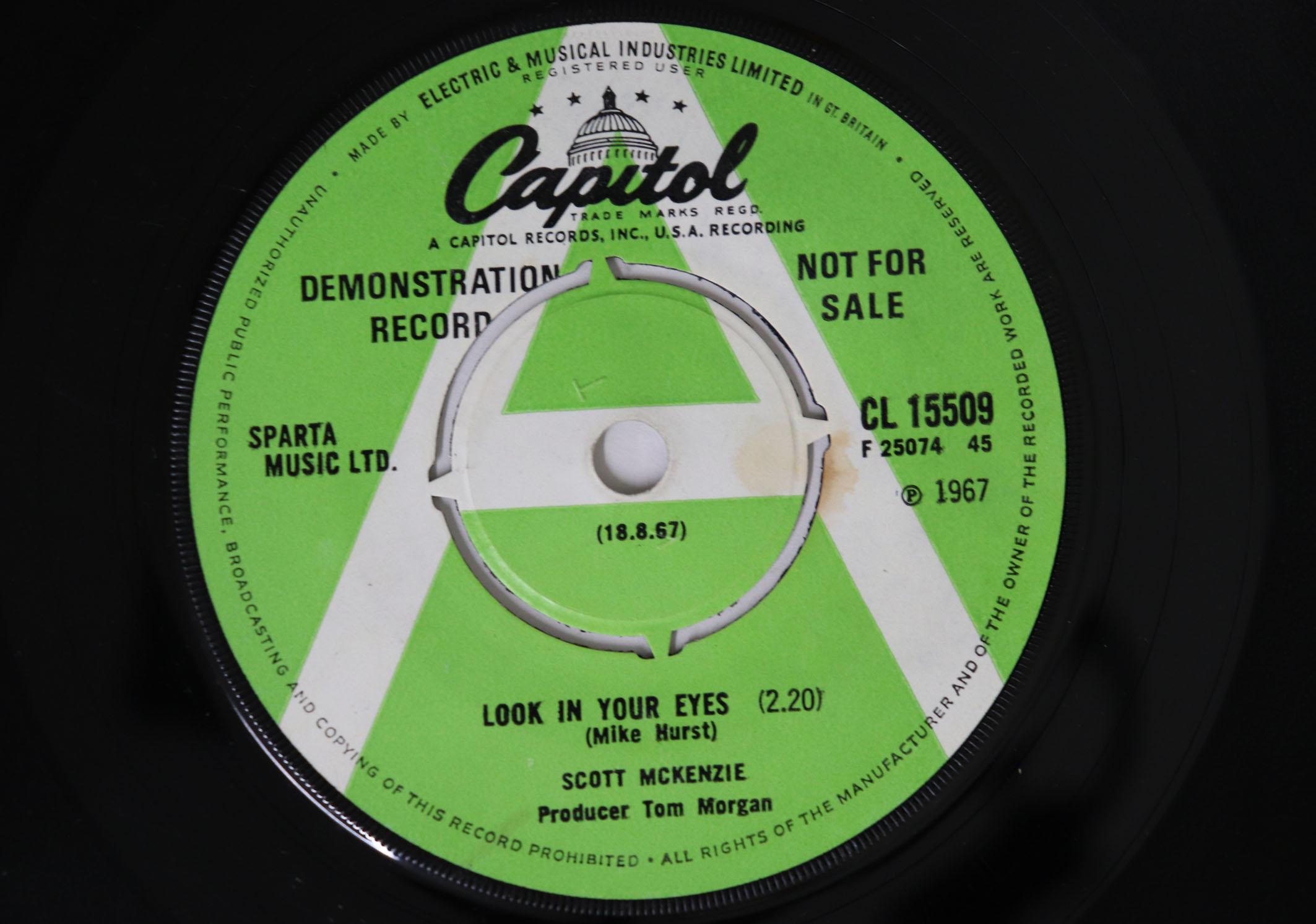 

7inch Record SCOTT MCKENZIE Look In Your Eyes All I Want Is Y CL15509PROMO CAPITOL 1967 UK Rock Used