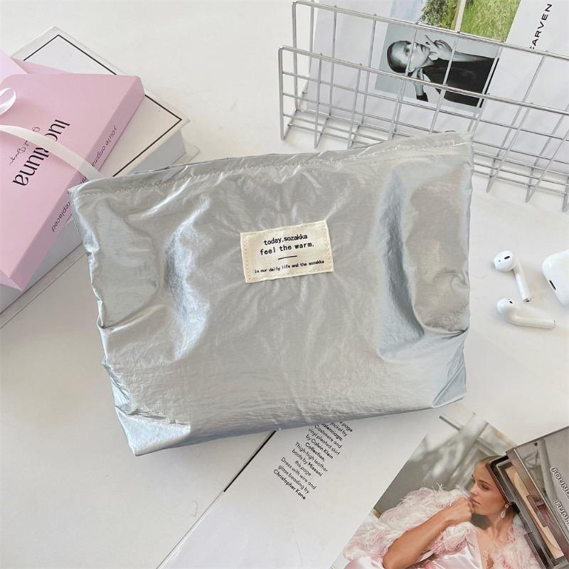 

Foreign style niche silver glossy cosmetic bag storage bag large capacity portable washing liner bag finishing bag серебряный