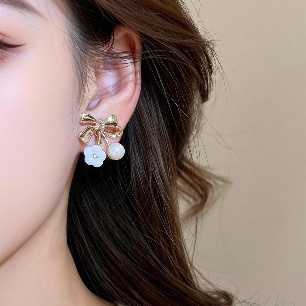 Gold Plated Zircon Bow Pearl Ear Clip, No Piercing Required; Elegant High-End Jewelry for Women.