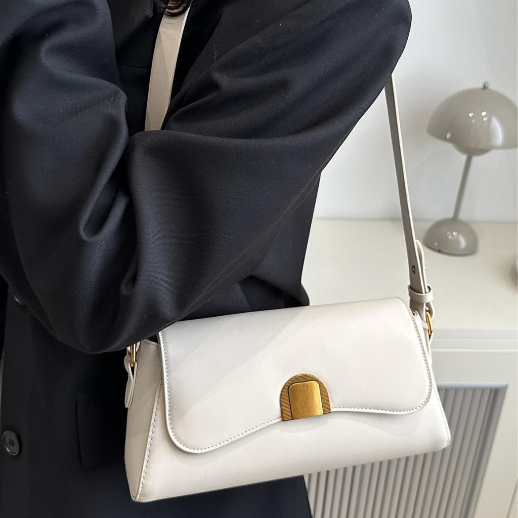 French niche high-end bag women's 2025 new fashion retro shoulder underarm bag versatile messenger baguette bag