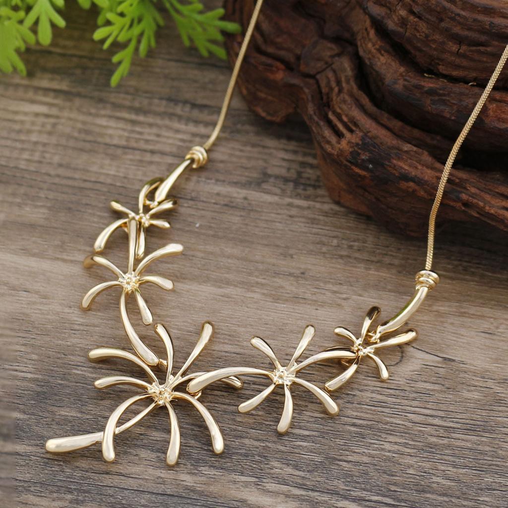 New smooth irregular small daisy flower necklace, women's high-end geometric line flower necklace
