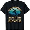 Underskatta aldrig en gammal man på en cykel Cykelcykel Herrpresent Unisex T-shirt