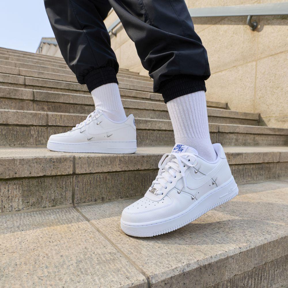 Nike Wmns Air Force 1 07 LX Sisterhood - White Metallic Silver 38.5