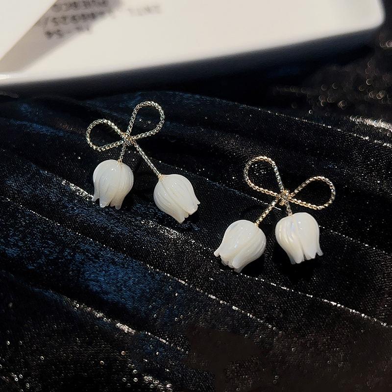 

White Tulip-Shape Acrylic Women s Stud Earrings Gold Color Bowknot Top Elegant Wedding Party Ear Accessories boucle d oreille
