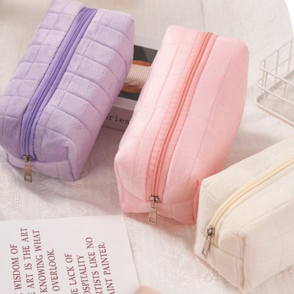 Large Capacity Plaid Makeup Bag Zipper Closure Plush Storage Bag Fashion Cosmetic Bag Daily Use