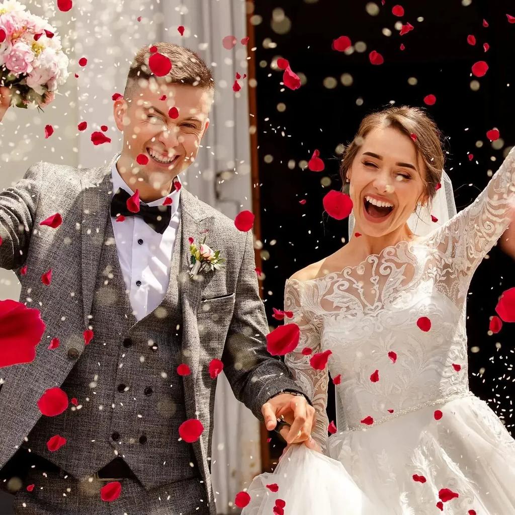 The Wedding Room Is Decorated With Simulated Rose Petals, The Proposal Is Arranged With Romantic Wedding Flowers, Creating A Romantic Atmosphere