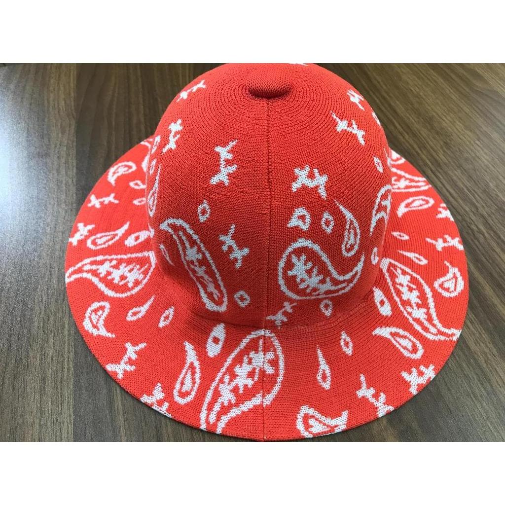 Used KANGOL bandana pattern bowler hat that can be recommended both functionally and aesthetically.