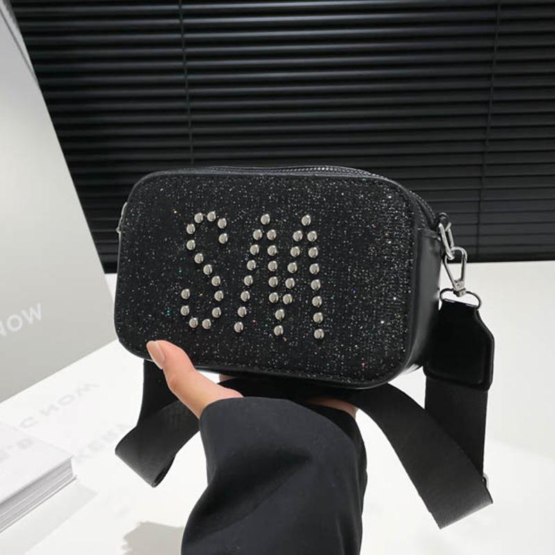 

2025 new fashion trend women s bags casual versatile niche letter small square bag wide shoulder strap popular shoulder bag чорний