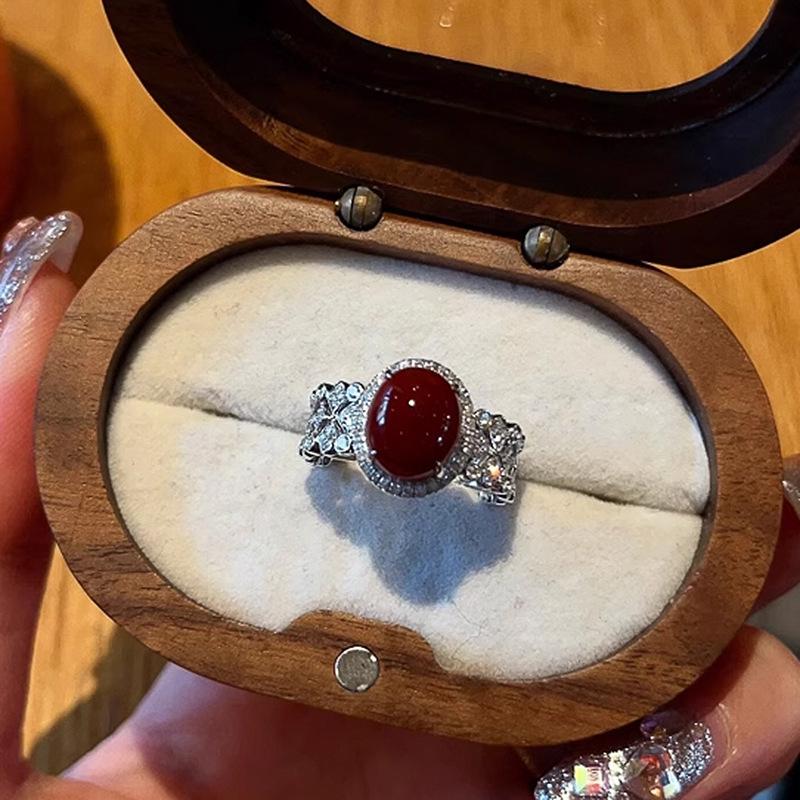 Бестселлер «Сяохуншу»: Женское ретро-кольцо с красным агатом и бриллиантами Adjustable