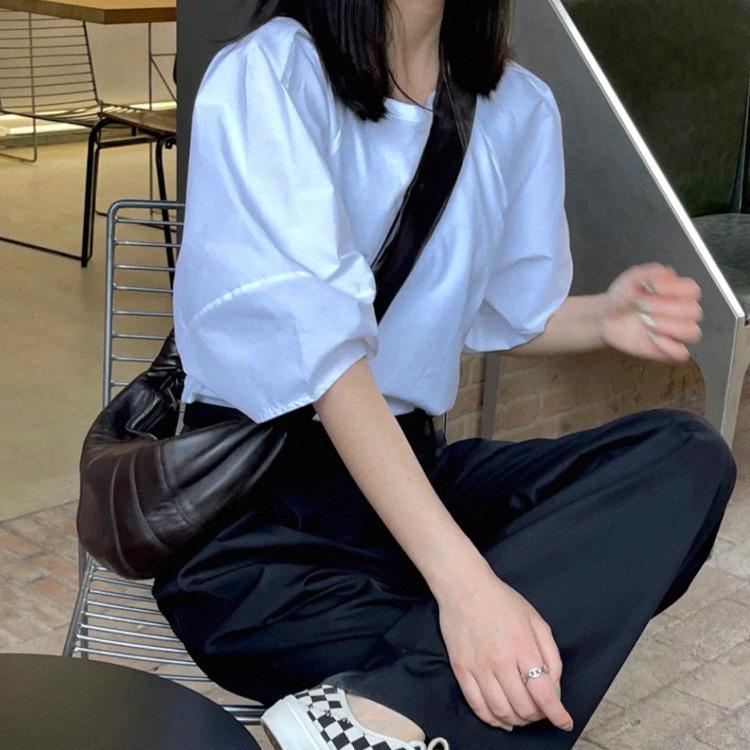 Skórzana torebka na ramię typu croissant: Elegancki neutralny design, unikalny styl listonosza