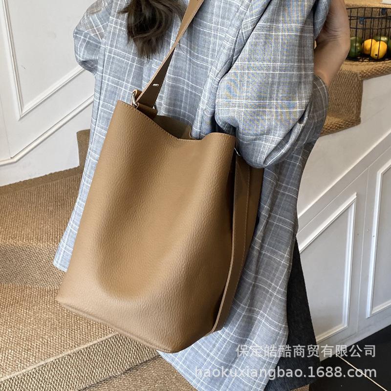 Bag Women's Large Capacity 2025 New Autumn and Winter Retro Shoulder Underarm Bag Mother and Child Bag Popular Commuter Bucket Bag