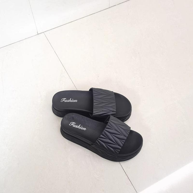 Thick Soled Slippers for Women's Outdoor Wear, Fashionable and Comfortable In Summer. One Line Slippers for Casual Beach Wear