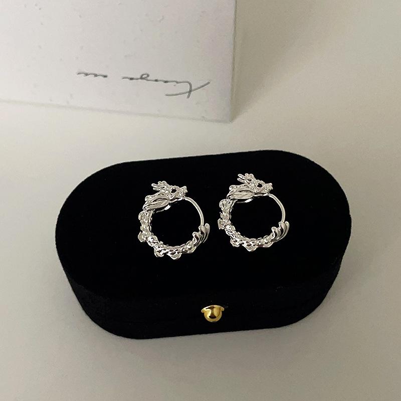 

Натальный Год Дракона Металлическая пряжка для ушей Женский Нишевый Дизайн Чувство Света Роскошь Личность Мода Темперамент Универсальные Серьги Серьги