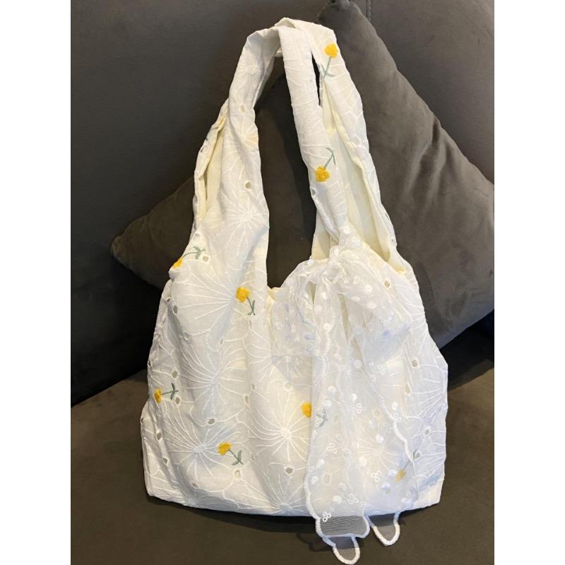 A Large-capacity Embroidered Single-shoulder Underarm Tote Bag with Fresh and Delicate Flowers