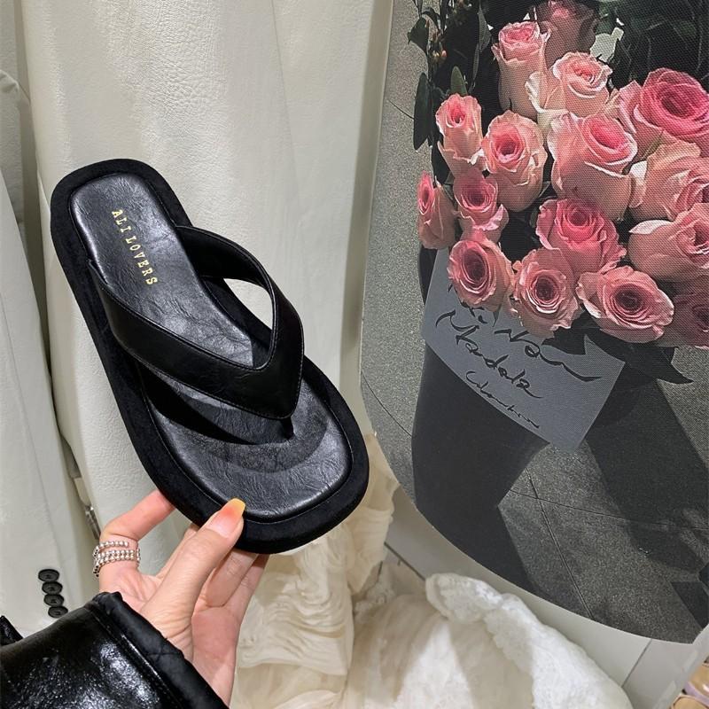 Version coréenne de chaussures de plage à plateforme décontractées à imprimé léopard pour femmes 2025 printemps et été nouveau confortables et antidérapantes à porter en extérieur tongs d'orteil