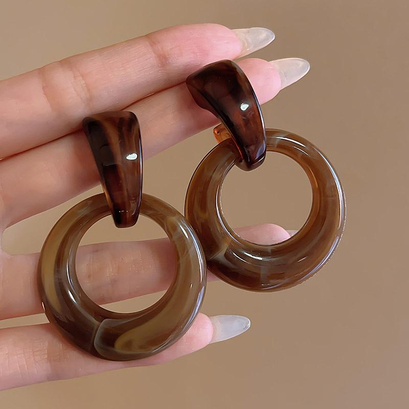 Boucles d'oreilles simples haut de gamme pour femmes automne/hiver 2025: Design polyvalent avec le système de couleur Maillard