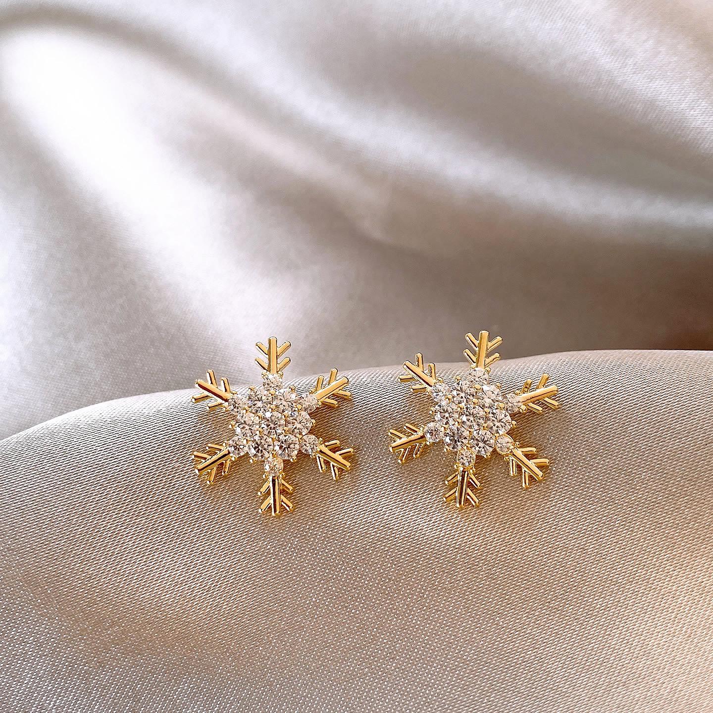 

Золотые серьги-пусеты в виде снежинок с бриллиантами - Элегантная легкая роскошь для осени и зимы