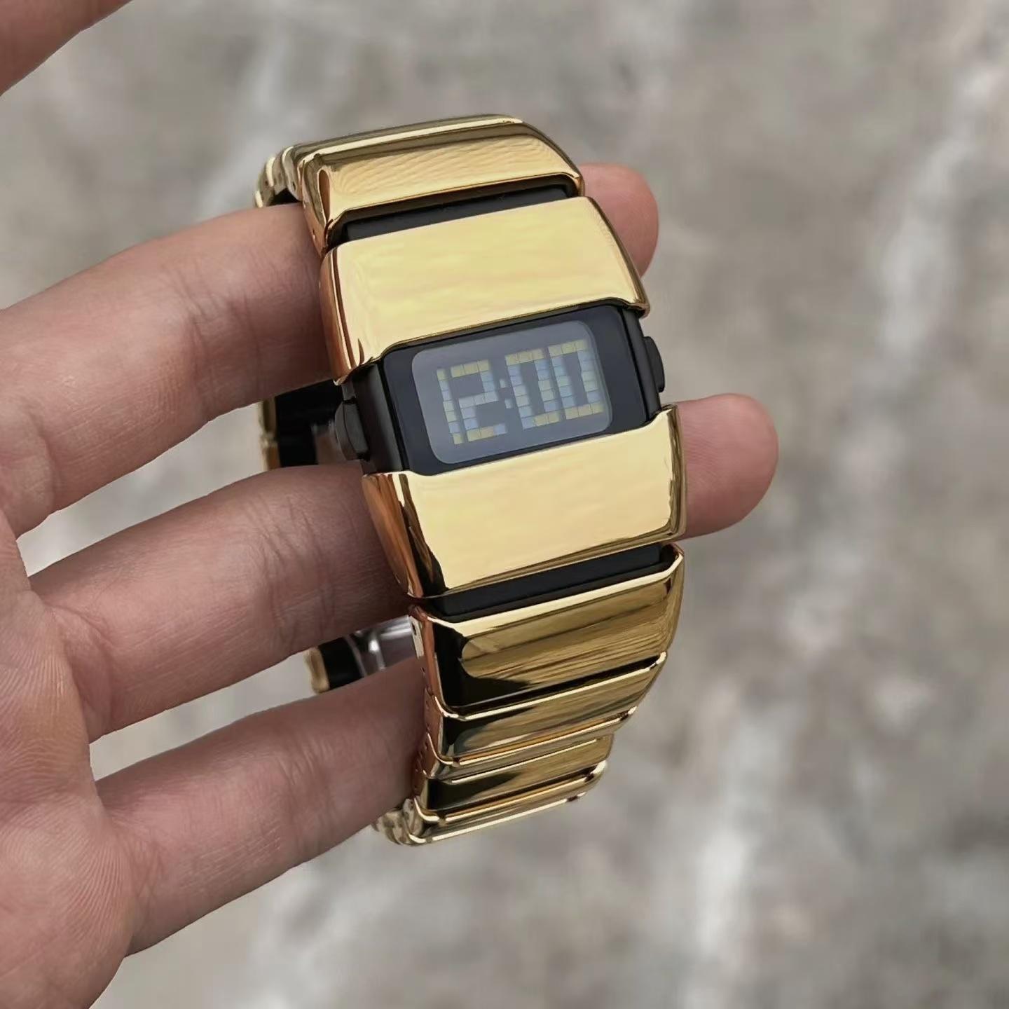 

New Retro Mecha High-end Sense Niche Men s Electronic Watch, Suitable for Christmas and Halloween Gifts золотий