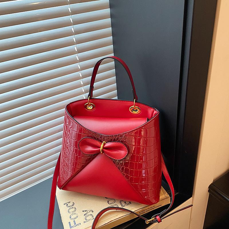 Small-scale Design Handbag - Crocodile-pattern Bucket Bag - Elegant Commuter Single-shoulder Crossbody Bag