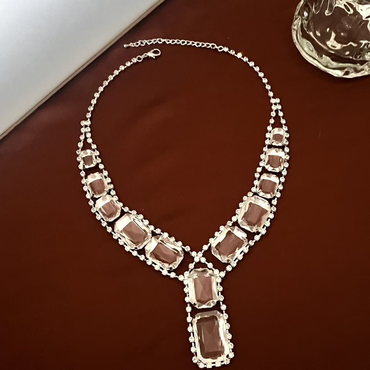 

Diamond-Encrusted Oval Necklace Exaggerated Light Luxury High-End Collarbone Chain Niche Item Decoration білий