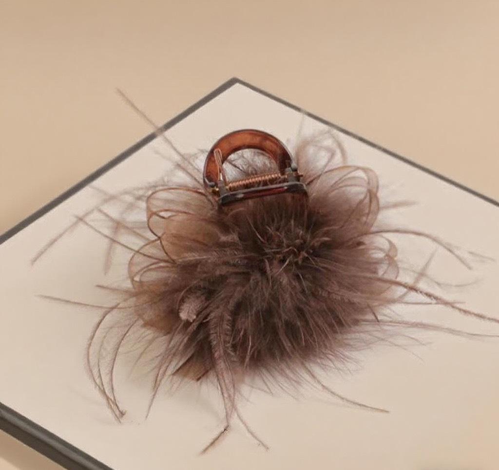 Eleganter Damen-Haarclip für mittellanges Haar mit Design aus schwarzen und kaffeefarbenen Federkrallen
