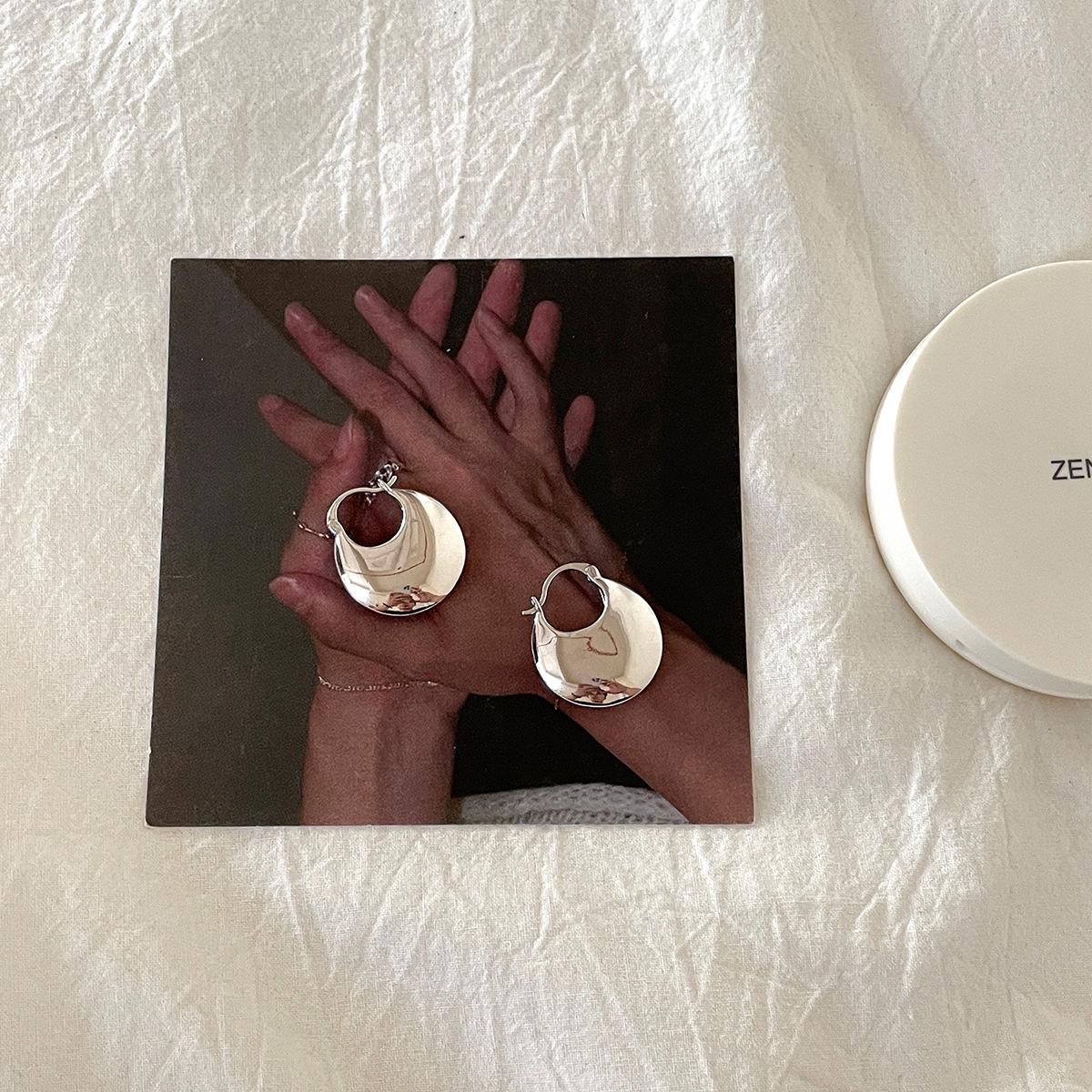 

Высококачественные нишевые серебряные серьги-иглы, женская изысканная мода и крутые уши Фрисби, новые серьги на осень и зиму 925 silver needles