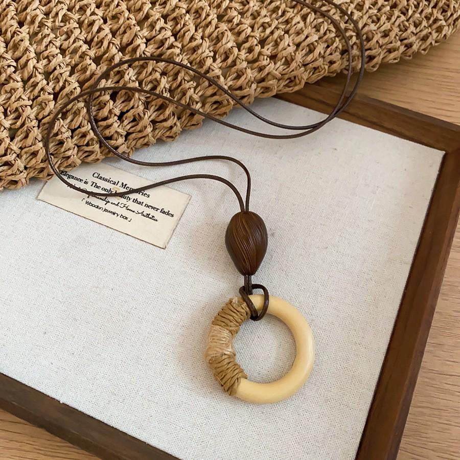 High-End Women's Retro Oval Geometric Resin Necklace