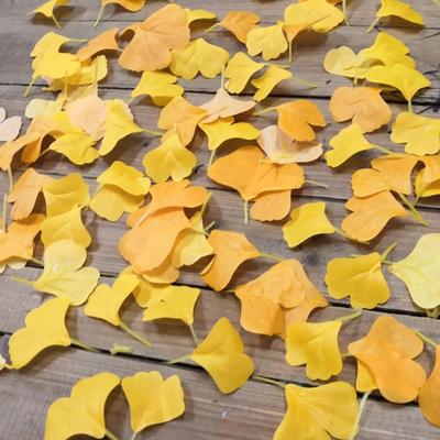 100 Stück Künstliche Ginkgo-Blätter Falsches Herbstlaub Herbststimmung Heimdekoration Gelbe Partyartikel Foto-Requisiten Feiertag