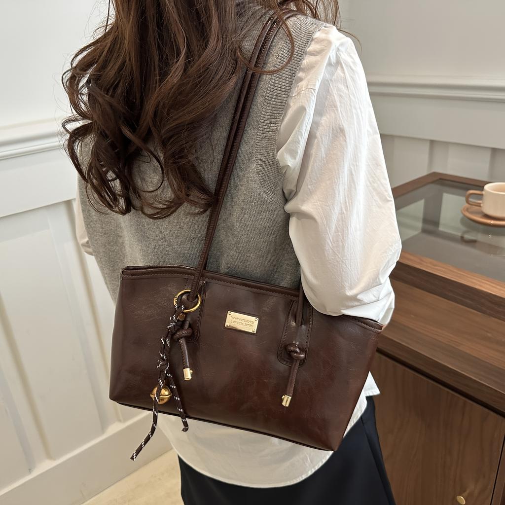 A Women'S Shoulder Bag That Can Be Carried Under The Arm, Featuring a Stylish, Vintage, Casual, And Versatile Design That Is Simple