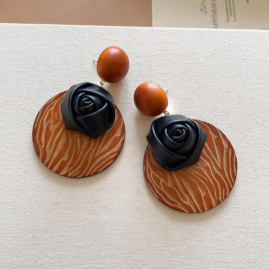 European and American Silver Needle Geometric Wood Pleated Stud Earrings Cool Dark Wind Earrings Light Luxury High-end Earrings