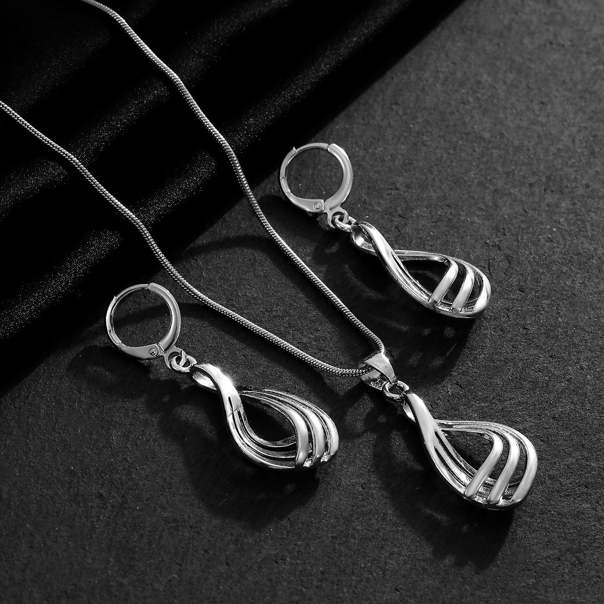 Hot-selling hollow geometric creative design earrings + necklace jewelry set, elegant
