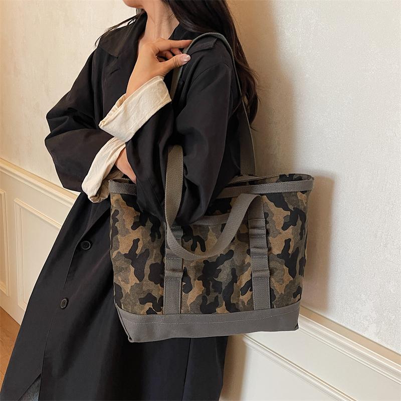 Borsa Tote Nyl Camouflage con Cerniera Moda Casual 2026 Nuovo Design Tendenza Senso di Design Borse di Nicchia Alta Capacità Borse a Spalla per Pendolari