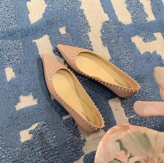 Fashion Sheepskin Leather with Rivet Pointed Toe Slip On Flats Women Comfortable Spikes Casual Shoes Low Cut Single Shoes for Women
