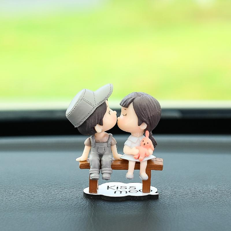 Internet-famous Car Ornaments Interior Decorations for Cars Cute Kissing Couple Dolls Decorative Ornaments for Electric Vehicles