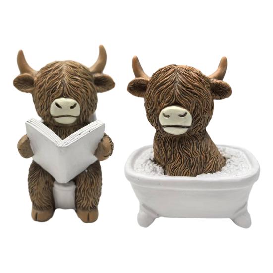 Highland Cow Bathroom Figurine Funny Scottish Cattle Sitting on Toilet Statue Resin Calf Bathing Sculpture for Home Tiered Tray Table Fireplace Decor