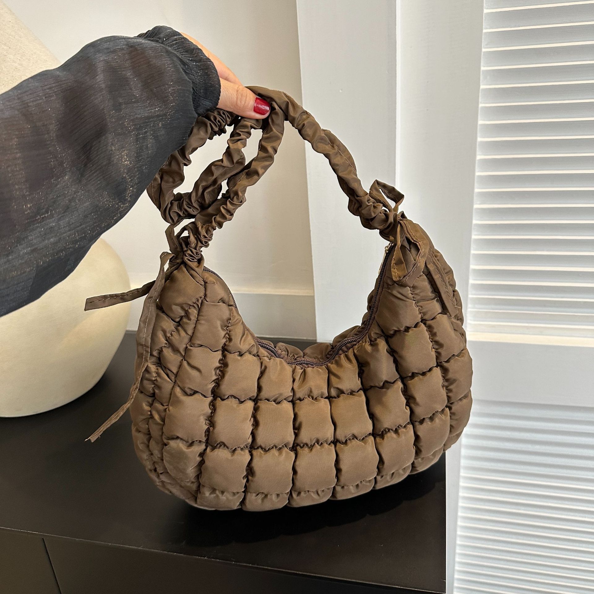 

Корейська версія бавовняної сумки через плече, 2024, нова плісирована хмарна сумочка, повсякденна еластична сумка з вишивкою коричневий