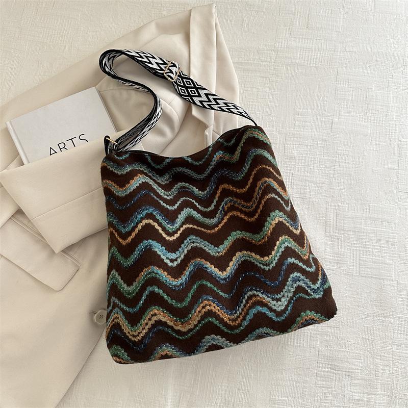 

Retro large-capacity Korean version shoulder bag women s 2025 spring new versatile ins messenger bag fashion tote bag