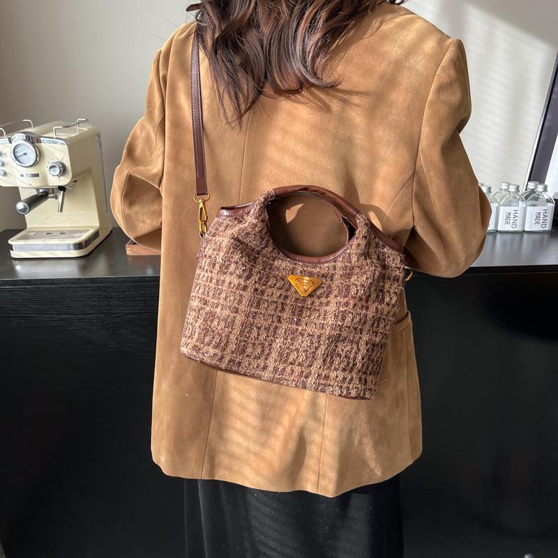 

Зимняя портативная шерстяная клетчатая сумка женская 2025 новая мода корейская версия сумка-корзина для овощей универсальная на плечо сумка-мессенджер 24*11*17