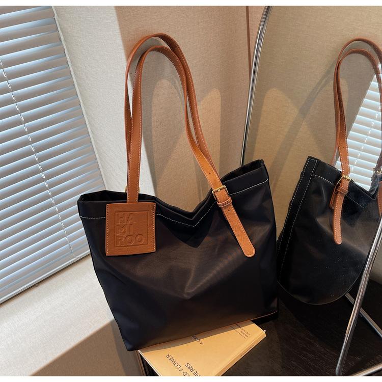 Simple, lightweight and large-capacity nylon cloth tote bag women's 2025 new high-end casual solid color mommy shoulder bag