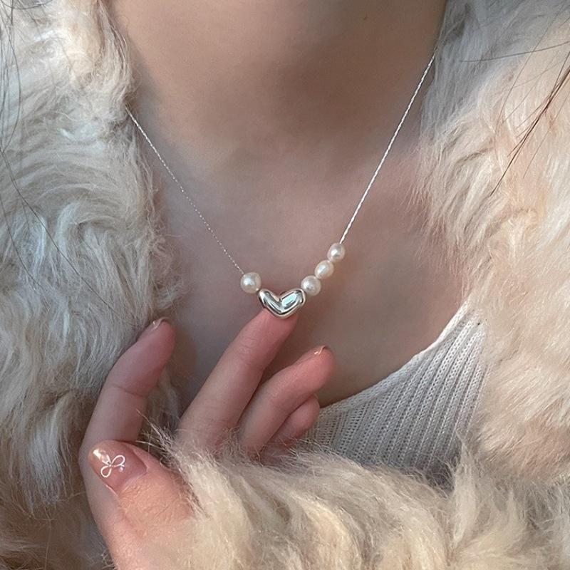 Elegant Pearl Heart Necklace - Trendy Irregular Choker for Women