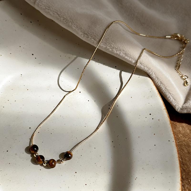 Colar de Contas Olho de Tigre Maillard: Corrente de Clavícula Elegante e Versátil com Senso de Design Único.