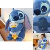 Adorabile Peluche Stitch che Abbraccia un'Anatra Morbido Bambola Ripiena in Cotone PP per Bambini e Fidanzate Regali di Compleanno