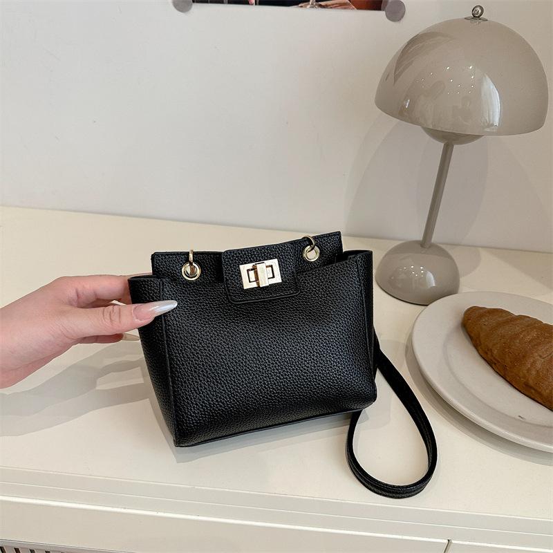

Foreign style solid color oil wax leather retro small square bag women commuting to work temperament advanced texture temperament messenger bag чорний