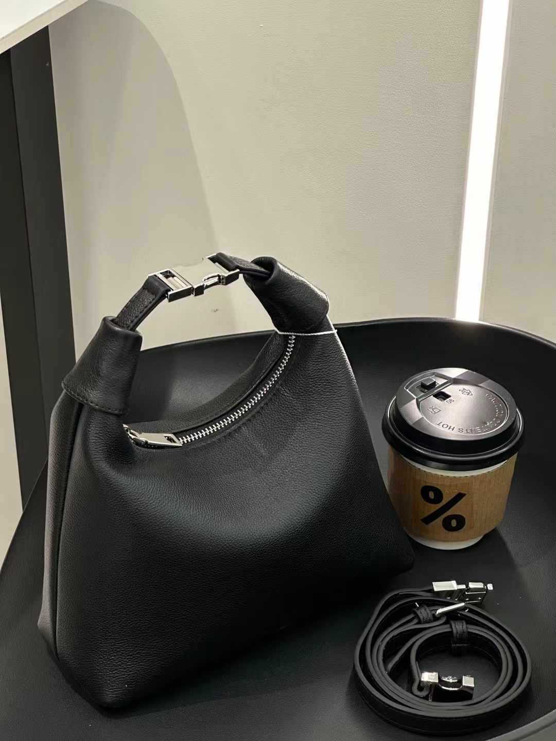 

Новая женская сумка из натуральной кожи, большая вместительная сумка через плечо, универсальная сумка через плечо, женская маленькая квадратная сумка 22x9x22 CM чёрный