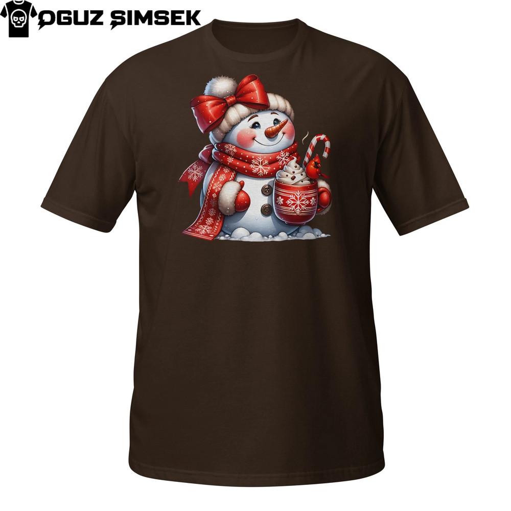 

Рождественская футболка со снеговиком – Уютная праздничная футболка с кружкой какао и красным шарфом 4XL
