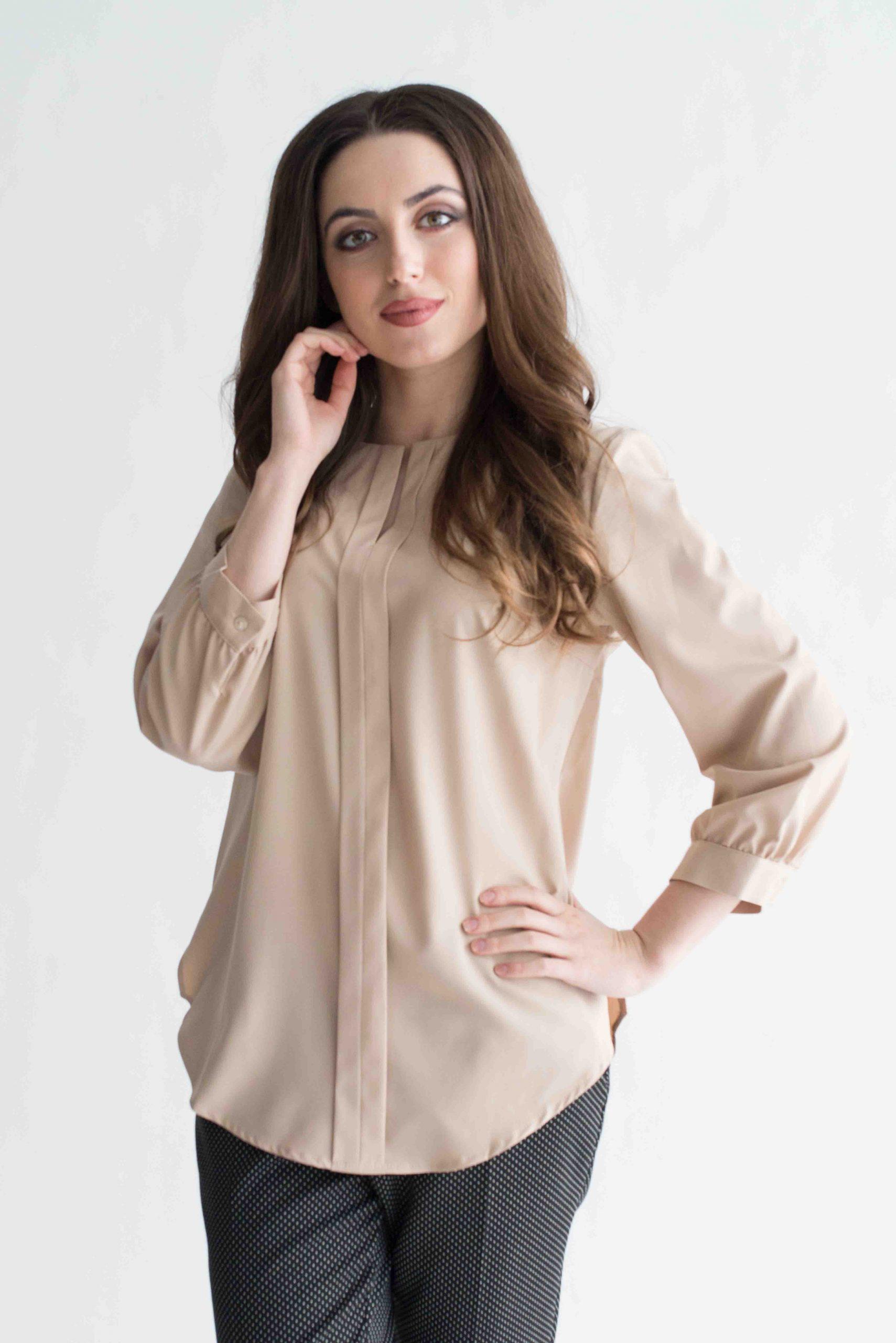 

Напівприталена блуза з розрізом по горловині у різних кольорах. 40 пустелі пісочного кольору