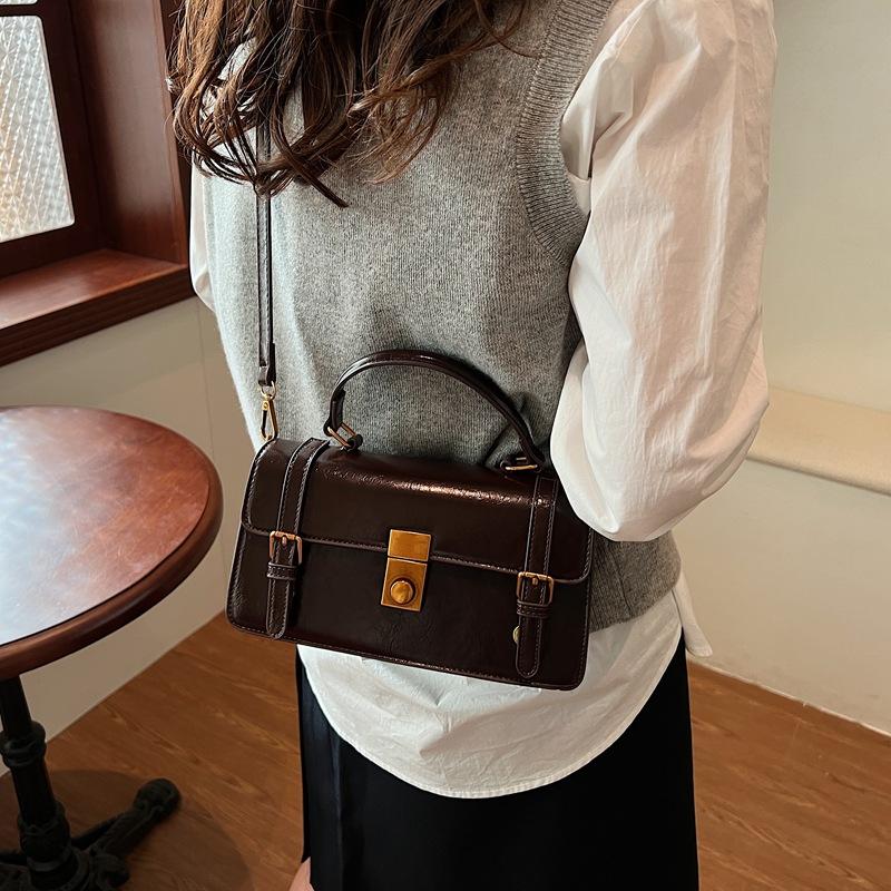 

Ретро сумочка женская высококлассная сумка через плечо 2025 новая контрастного цвета маленькая квадратная сумка универсальная простая сумка-мессенджер 24*8*13