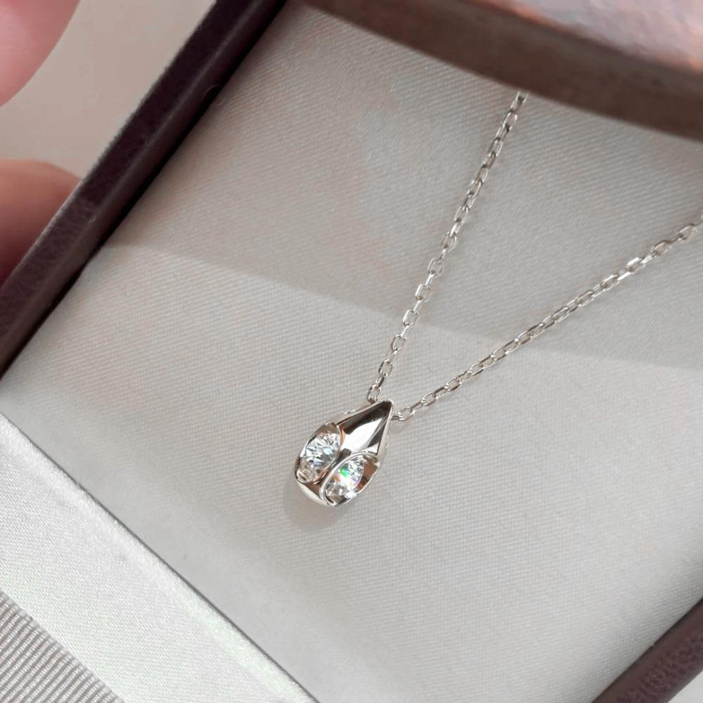 Vintage Gold Necklace with Zircon Teardrop Pendant Elegant Retro Collarbone Chain for Women